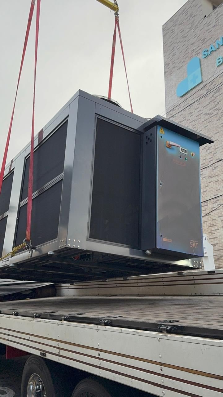 Equipamento de grande porte suspenso durante o içamento