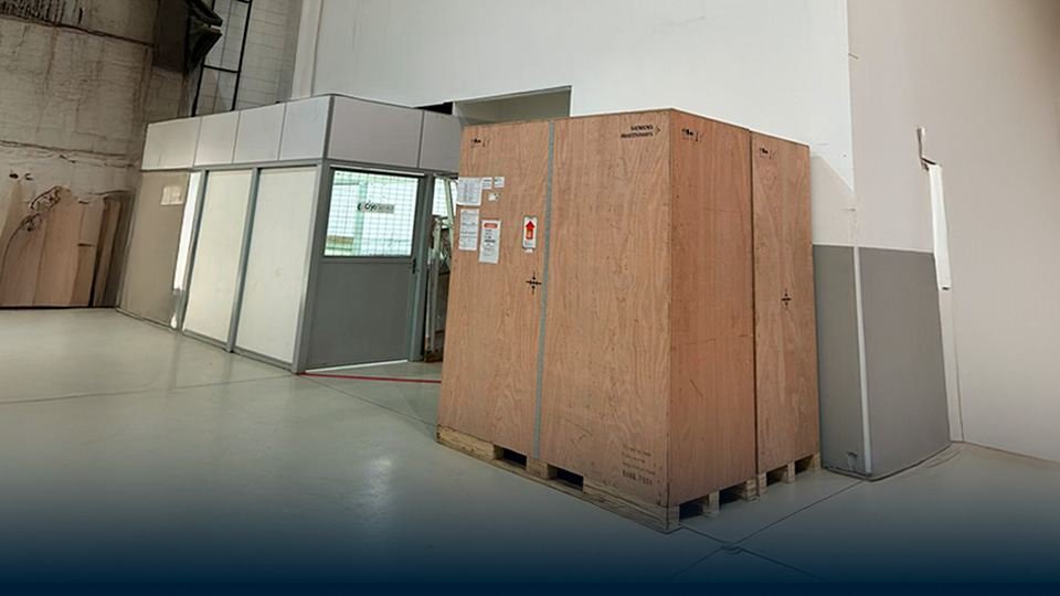 Caixas de equipamento hospitalar aguardando em área de cross docking