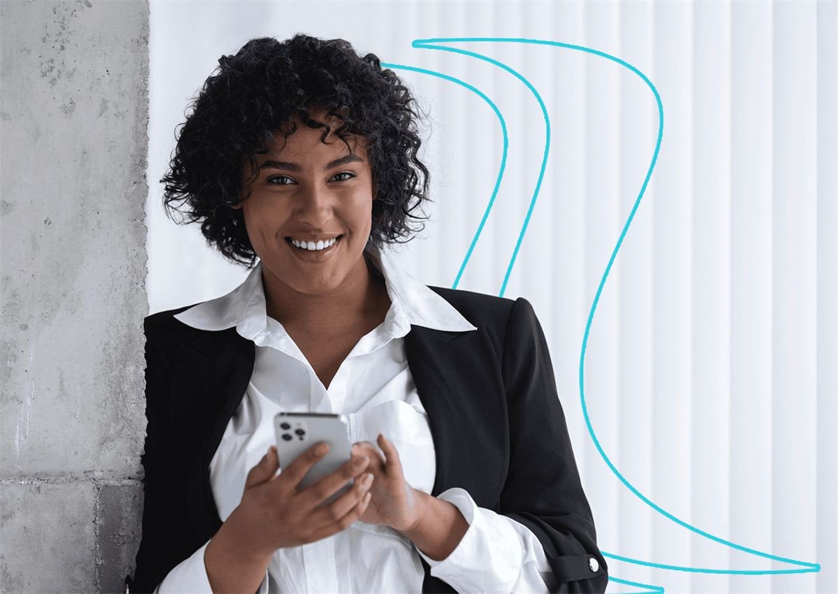 Cliente sorrindo com o celular na mão